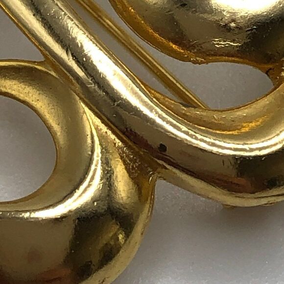 Vintage Monet Gold Tone Brooch Modernist Abstract Swirl Scroll Style - Picture 3 of 4